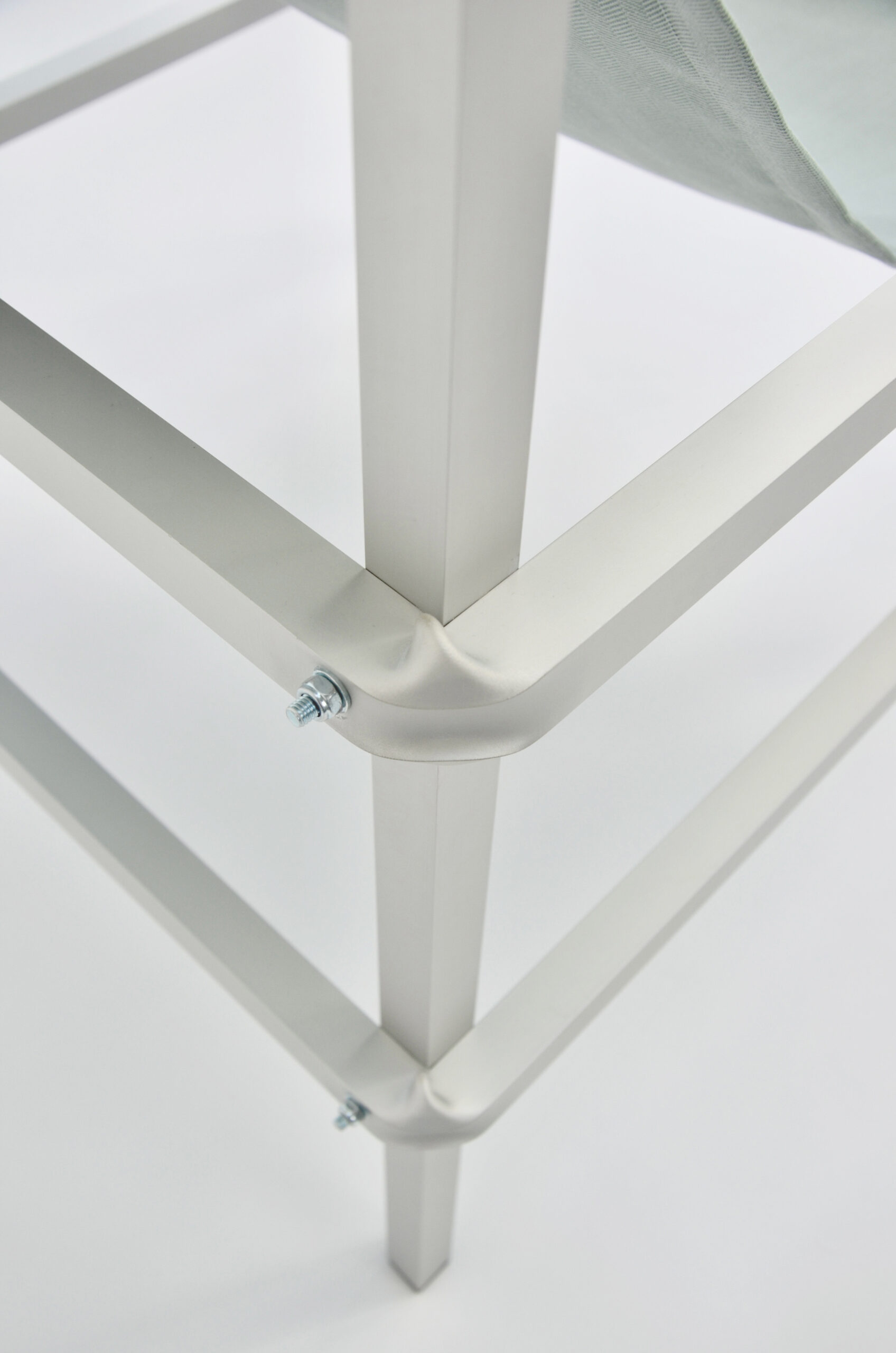 Detail eines aluminium Stuhlbeines vor einem weißen Hintergrund