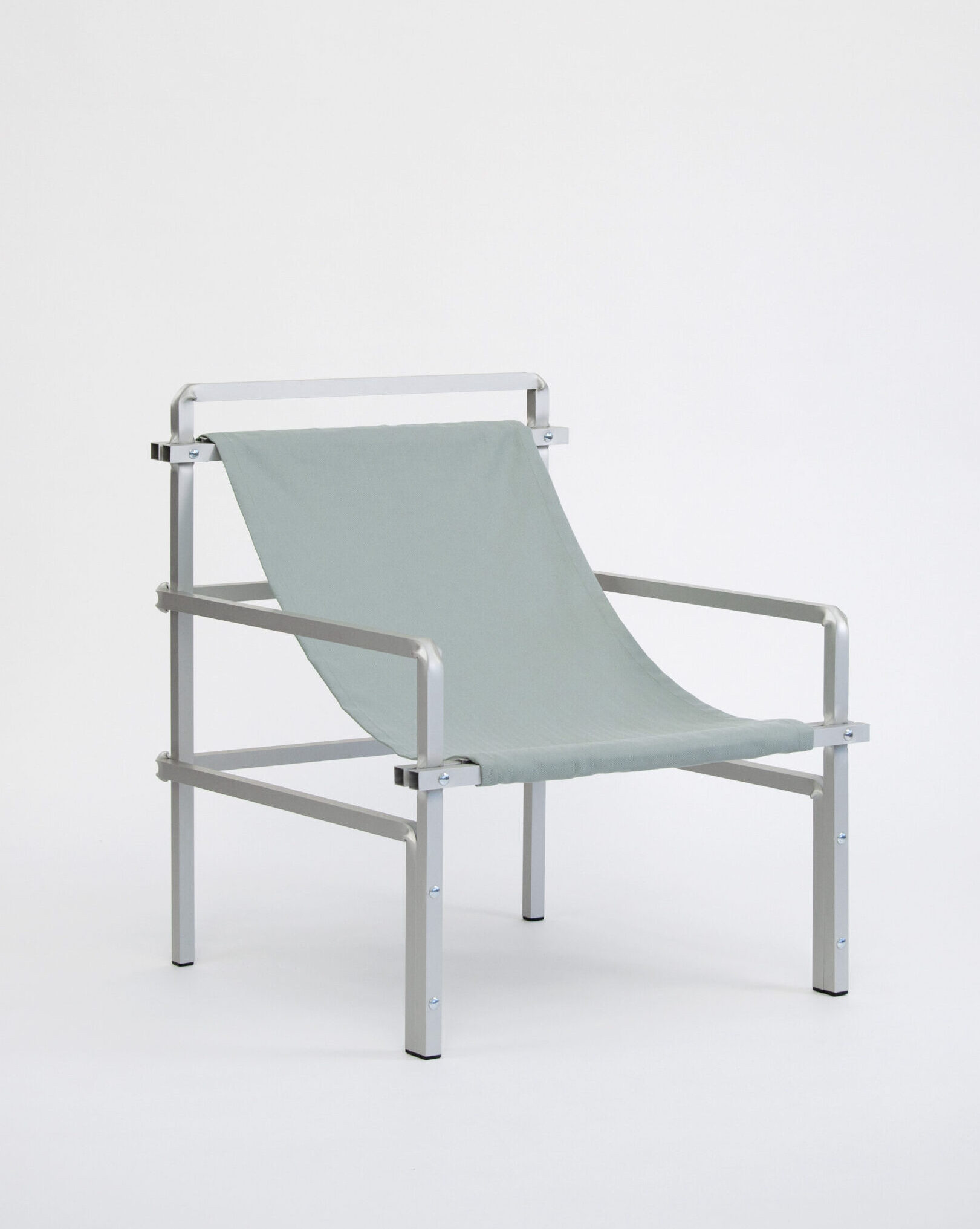 Aluminium Stuhl mit Stoff Sitzfläche vor einem weißen Hintergrund