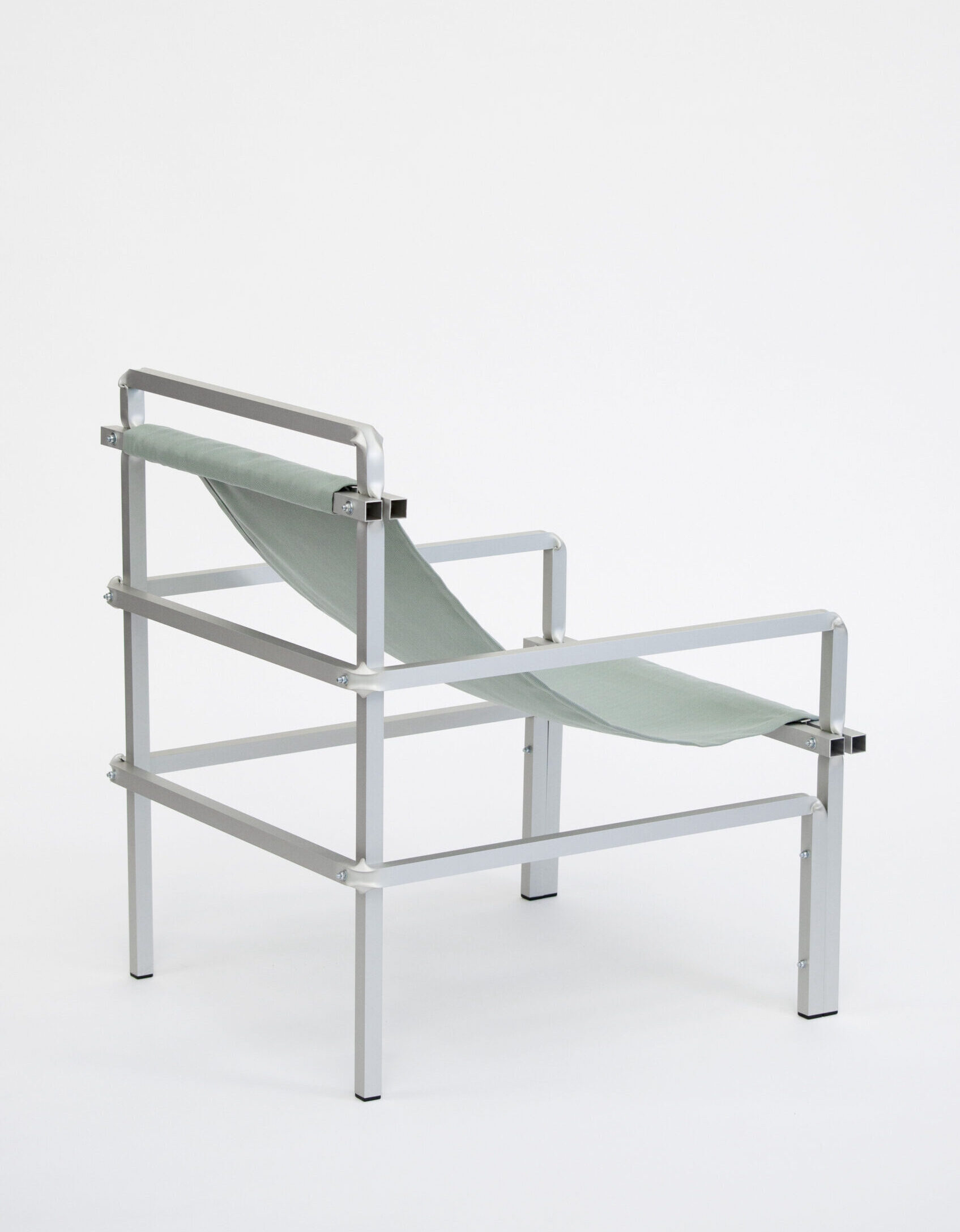 Rückansicht eines Aluminium Stuhl mit Stoff Sitzfläche vor einem weißen Hintergrund